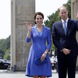 Kate Middleton con un abrigo midi en azul klein
