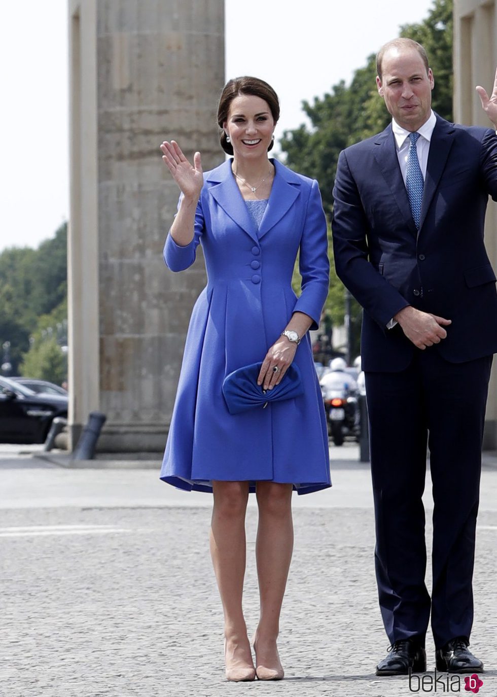 Kate Middleton con un abrigo midi en azul klein