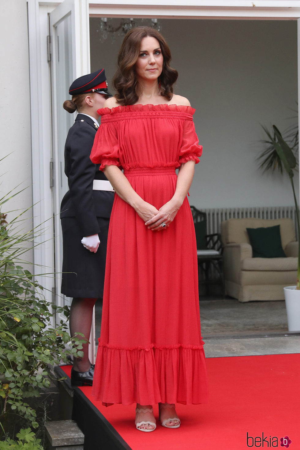 Kate Middleton con un vestido largo rojo  de Alexander McQueen