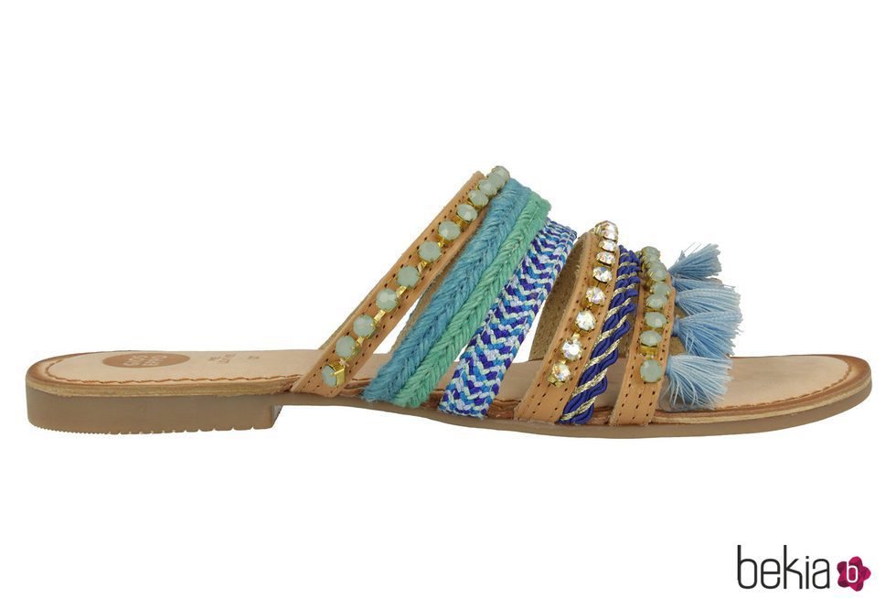 Sandalias boho con pompones azules de la colección 'Bali' de Gioseppo
