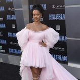 Rihanna con un vestido rosa vaporoso