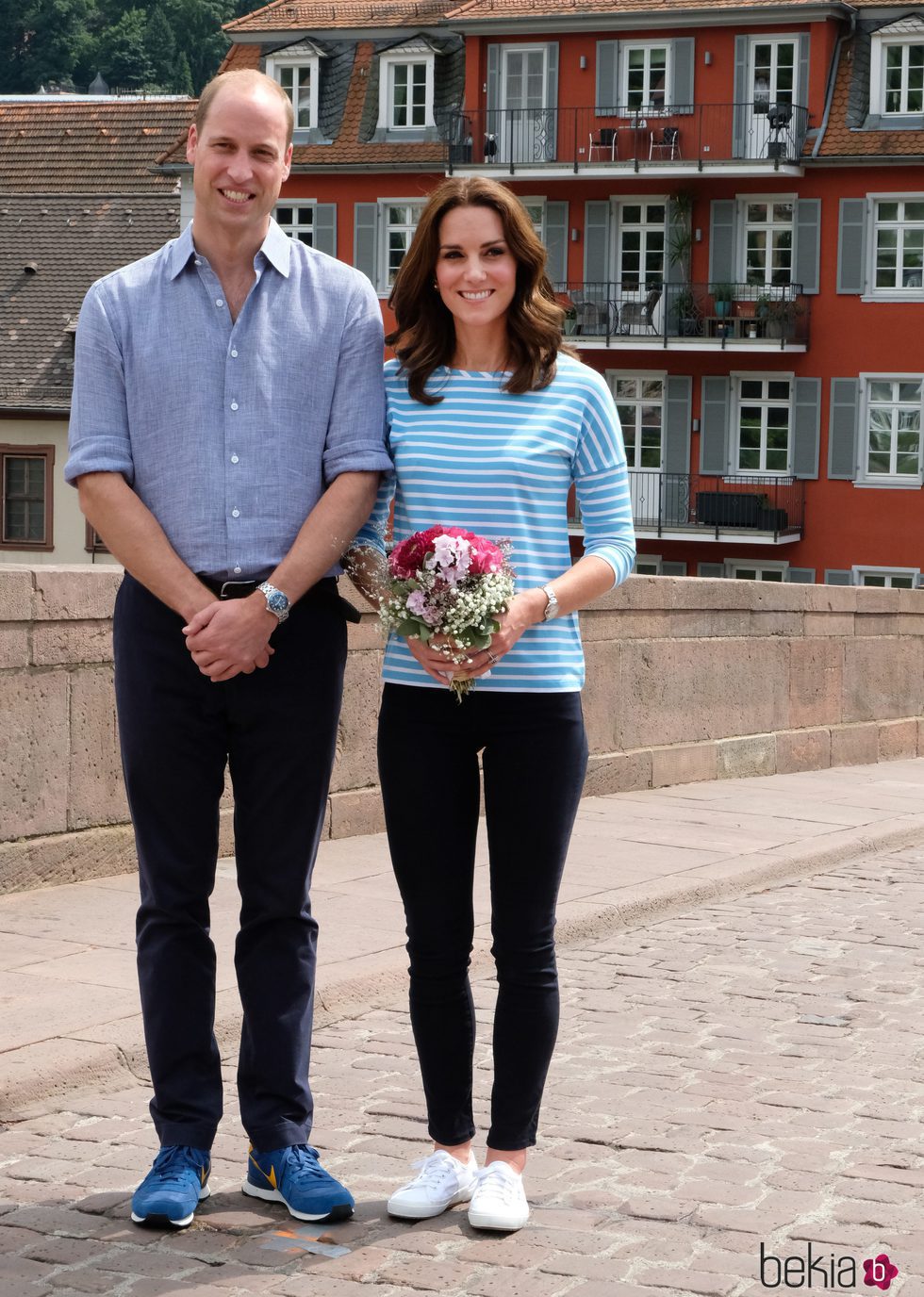 Kate Middleton con camiseta a rayas y jeans negros