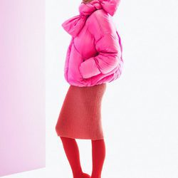 Sara Sampaio con plumífero rosa y falda roja para la colección otoño/invierno 2017/2018 de Pinko