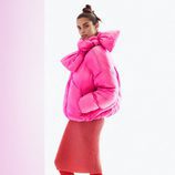Sara Sampaio con plumífero rosa y falda roja para la colección otoño/invierno 2017/2018 de Pinko