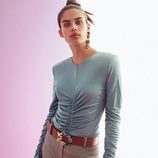 Sara Sampaio con top azul y pantalones de cuadros para la colección otoño/invierno 2017/2018 de Pinko