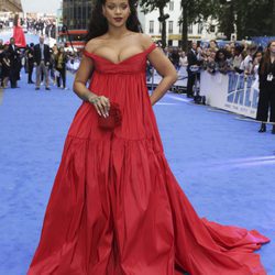 Rihanna con un vestido rojo oversize