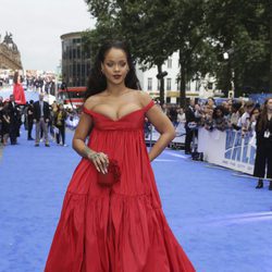 Rihanna con un vestido rojo oversize