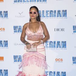 Rihanna con top con flecos y falda con plumas en tonos rosas