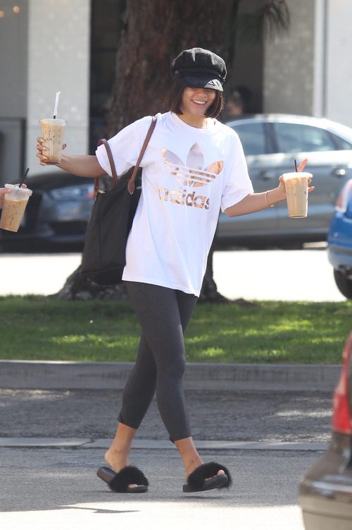 Vanessa Hudgens con camiseta oversize y leggins grises