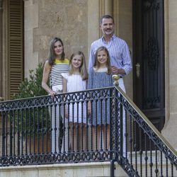 La Reina Letizia con look marinero junto a su familia