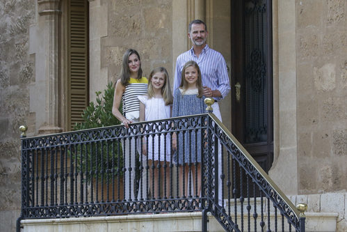 La Reina Letizia con look marinero junto a su familia