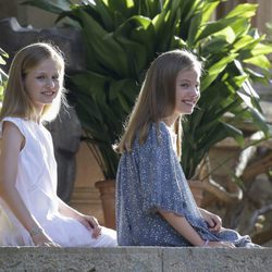 La Infanta Sofía y la Princesa Leonor con vestidos en el posado veraniego de Palma