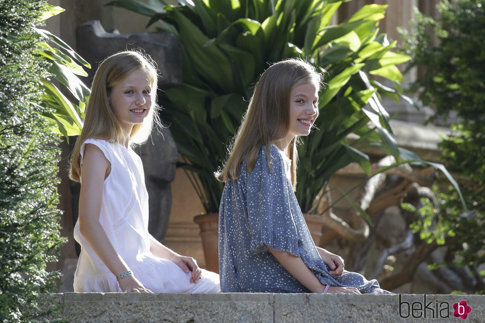 La Infanta Sofía y la Princesa Leonor con vestidos en el posado veraniego de Palma