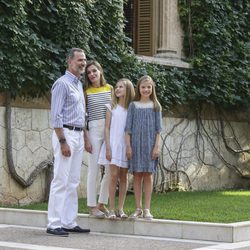 La Familia Real Española posando con looks veraniegos en el palacio de Marivent