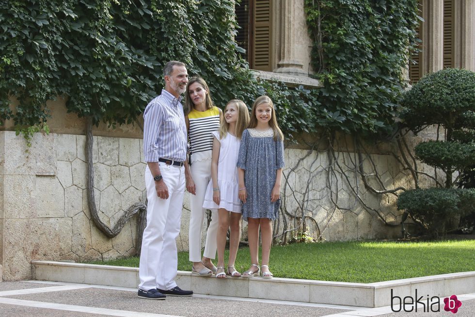 La Familia Real Española posando con looks veraniegos en el palacio de Marivent