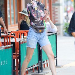 Kendall Jenner con blusa floral transparente y riñonera