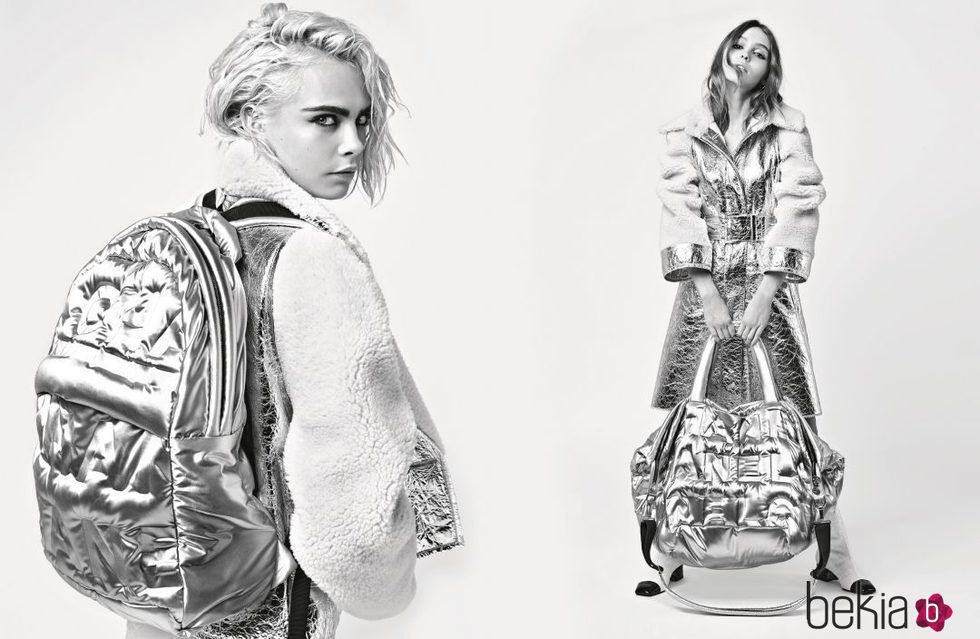 Lily-Rose Depp y Cara Delevingne con abrigo plateado de la colección otoño/invierno 2017 de Chanel