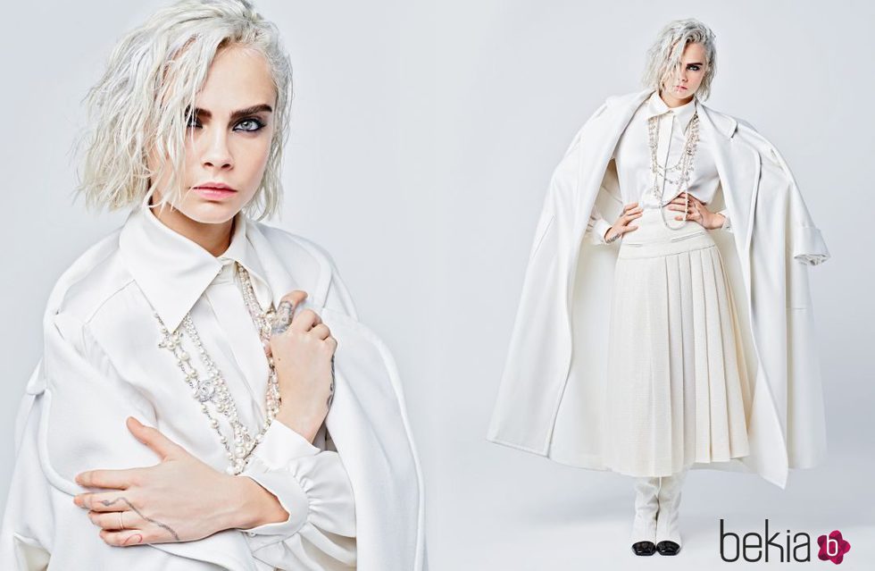 Cara Delevingne con total look blanco de la colección otoño/invierno 2017 de Chanel
