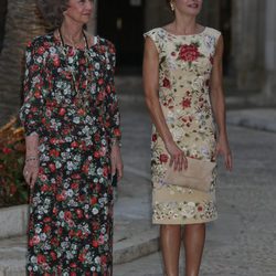 La Reina Letizia con vestido estampado junto a la Reina Sofía