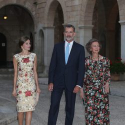 La Reina Letizia con vestido de Juan Duyos junto al Rey Felipe y a la Reina Sofía