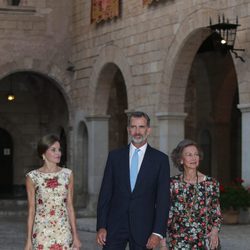 La Reina Letizia con vestido de Juan Duyos junto al Rey Felipe y a la Reina Sofía
