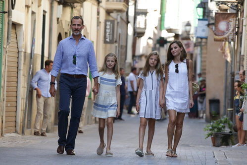La Familia Real Española con looks veraniegos paseando por Sóller