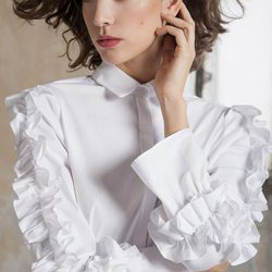 Blusa blanca con volantes de la colección otoño/invierno 2017 de Trucco