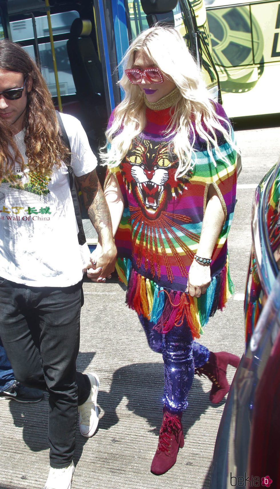Kesha con look hippie multicolor