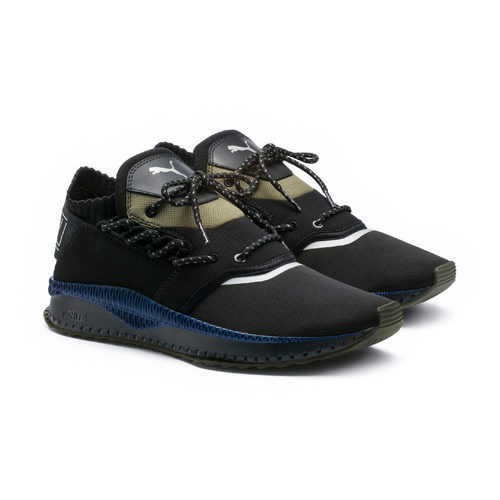 Modelo azul y negro de zapatillas de la colección 'Puma NTRVL'