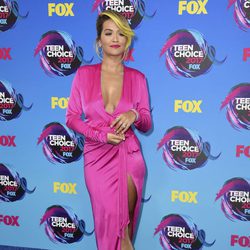 Rita Ora con vestido fucsia con aberturas