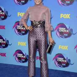 Vanessa Hudgens con blusa y pantalones de tiro alto en tonos lilas