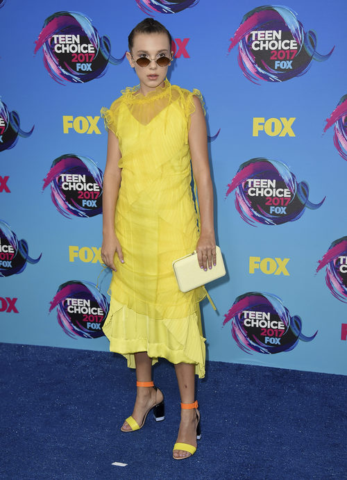 Millie Bobby Brown con vestido midi amarillo