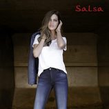 Sara Carbonero con camiseta blanca y jeans para la colección otoño/invierno 2017 de Salsa