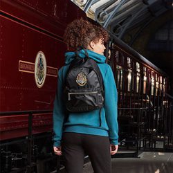 Sudadera azul y mochila negra de la colección de Primark firmada por Harry Potter