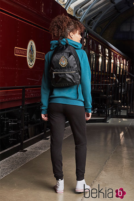 Sudadera azul y mochila negra de la colección de Primark firmada por Harry Potter