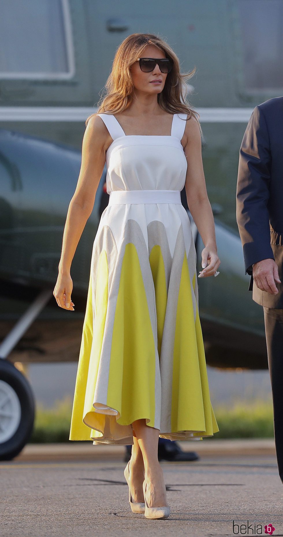 Melania Trump con vestido tricolor con vuelo