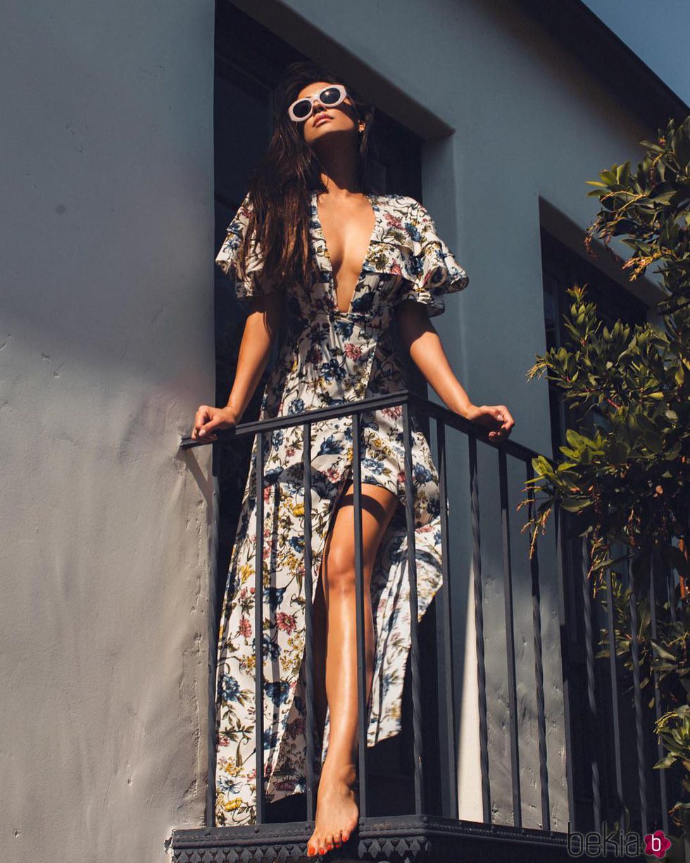 Shay Mitchell con vestido largo con estampado floral