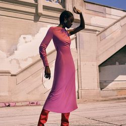 Vestido rosa y botas rojas de la colección prefall de Zara