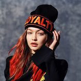 Gigi Hadid posando con la colección otoño/invierno 2017/2018 de Versace