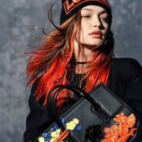 Gigi Hadid posando como embajadora de la colección otoño/invierno 2017/2018 de Versace