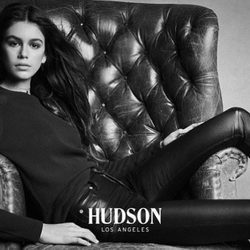 Kaia Gerber toda de negro para la colección otoño 2017 de Hudson Los Angeles