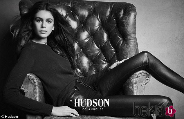 Kaia Gerber toda de negro para la colección otoño 2017 de Hudson Los Angeles