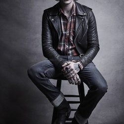 Gabriel Kane Day-Lewis vestido con jeans y chupa de cuero