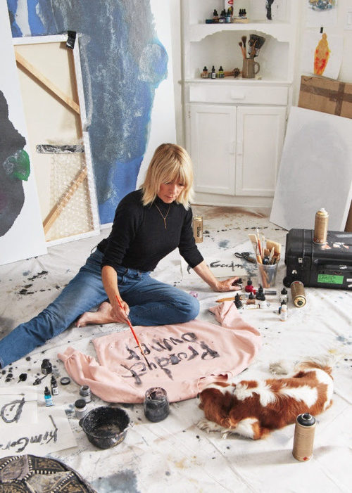 Kim Gordon pintando una de sus sudaderas de su colección en colaboración con & Other Stories