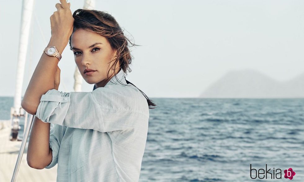 Alessandra Ambrosio posando con un reloj de la campaña náutica de Omega