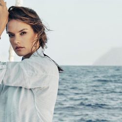 Alessandra Ambrosio posando con un reloj de la campaña náutica de Omega