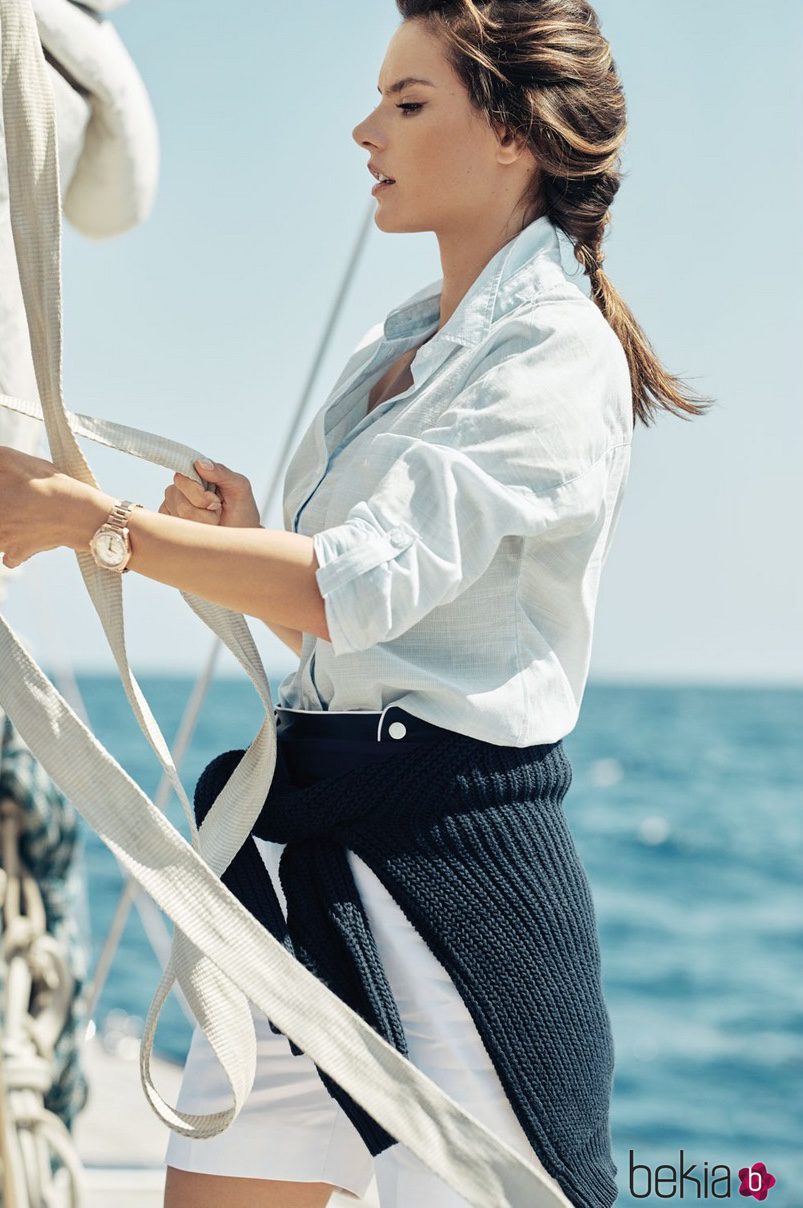 Alessandra Ambrosio posando para la nueva colección náutica de Omega