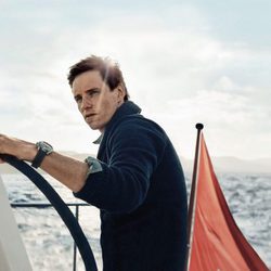 Eddie Redmayne posa con los nuevos relojes de la campaña náutica de Omega
