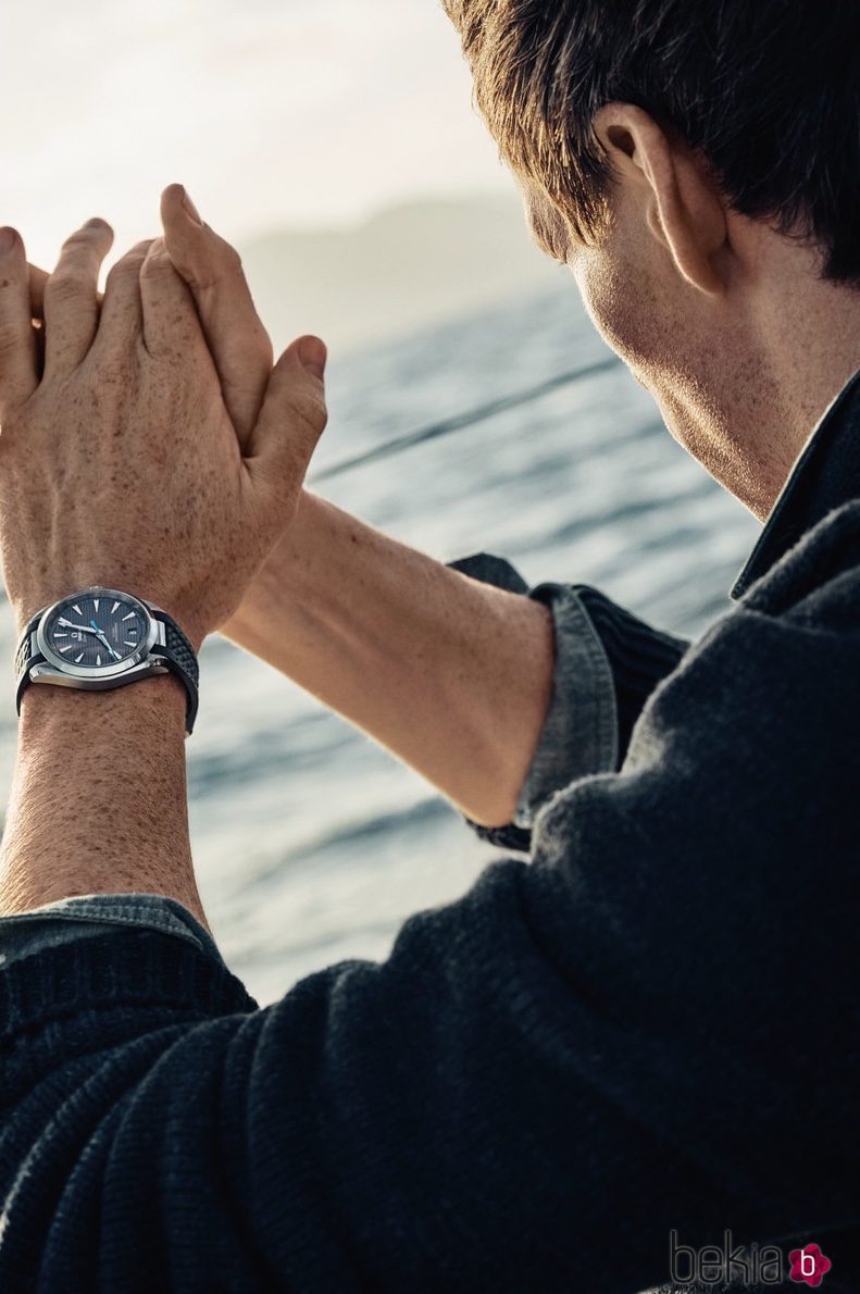 Eddie Redmayne luciendo uno de los relojes de la campaña náutica de Omega