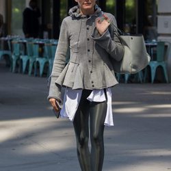 Olivia Palermo con abrigo gris y leggings con brillo